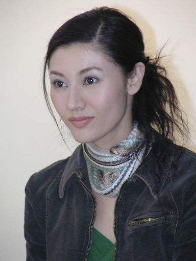 李嘉欣“露香肩”出席姐姐生日派对，一众闺蜜美艳动人