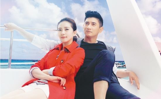不仅牵手还对视！吴奇隆刘诗诗现身机场，眼神满满都是爱