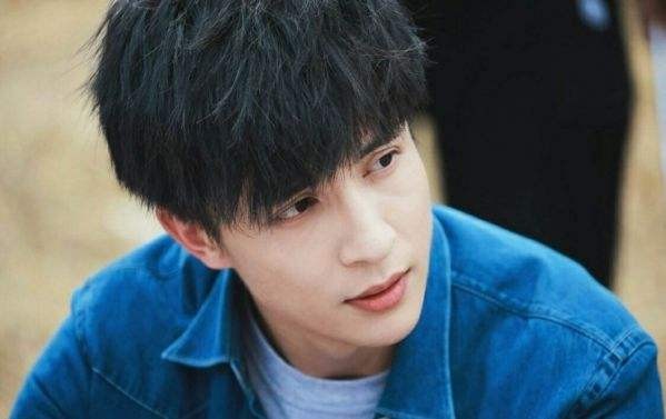 薛之谦《明日之子》直播时怒摔话筒走人!揭节目黑幕 薛之谦《明日之子》直播时怒摔话筒走人!揭节目黑幕