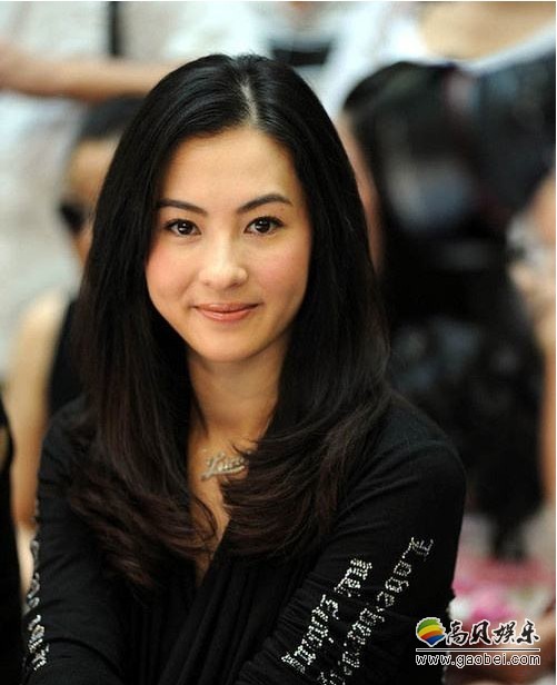 张柏芝干女儿满月，全家聚在一起办满月酒席