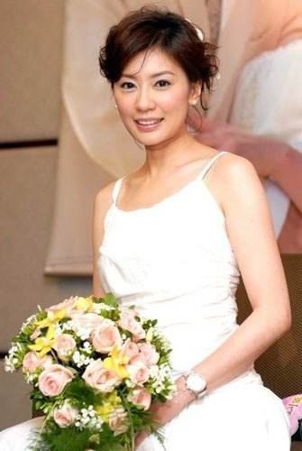贾静雯一家畅游迪士尼，咘咘穿礼服白嫩可爱似小公主