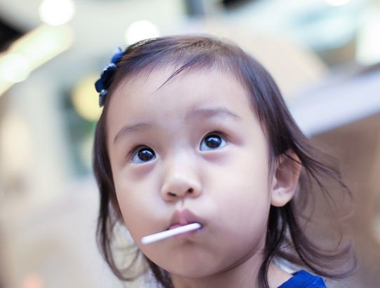 甜馨婴儿照曝光：小脸圆嘟嘟，皮肤白嫩，一点不黑