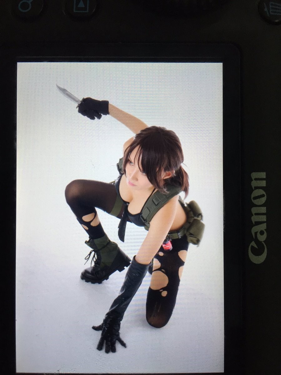 小岛秀夫点赞!日本美女cos《合金装备5:幻痛》静静:黑丝美腿