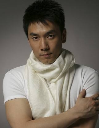 林依轮送二儿子上学，一家四口温馨合影颜值超高