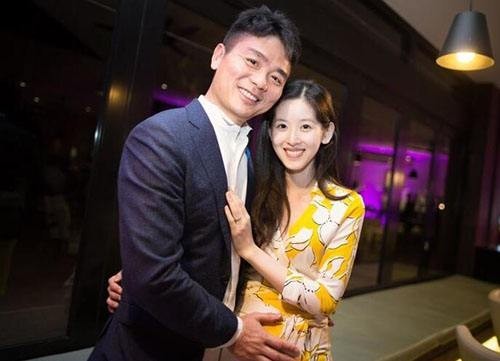 章泽天晒一家三口牵手背影，女儿苹果头穿亲子装超可爱