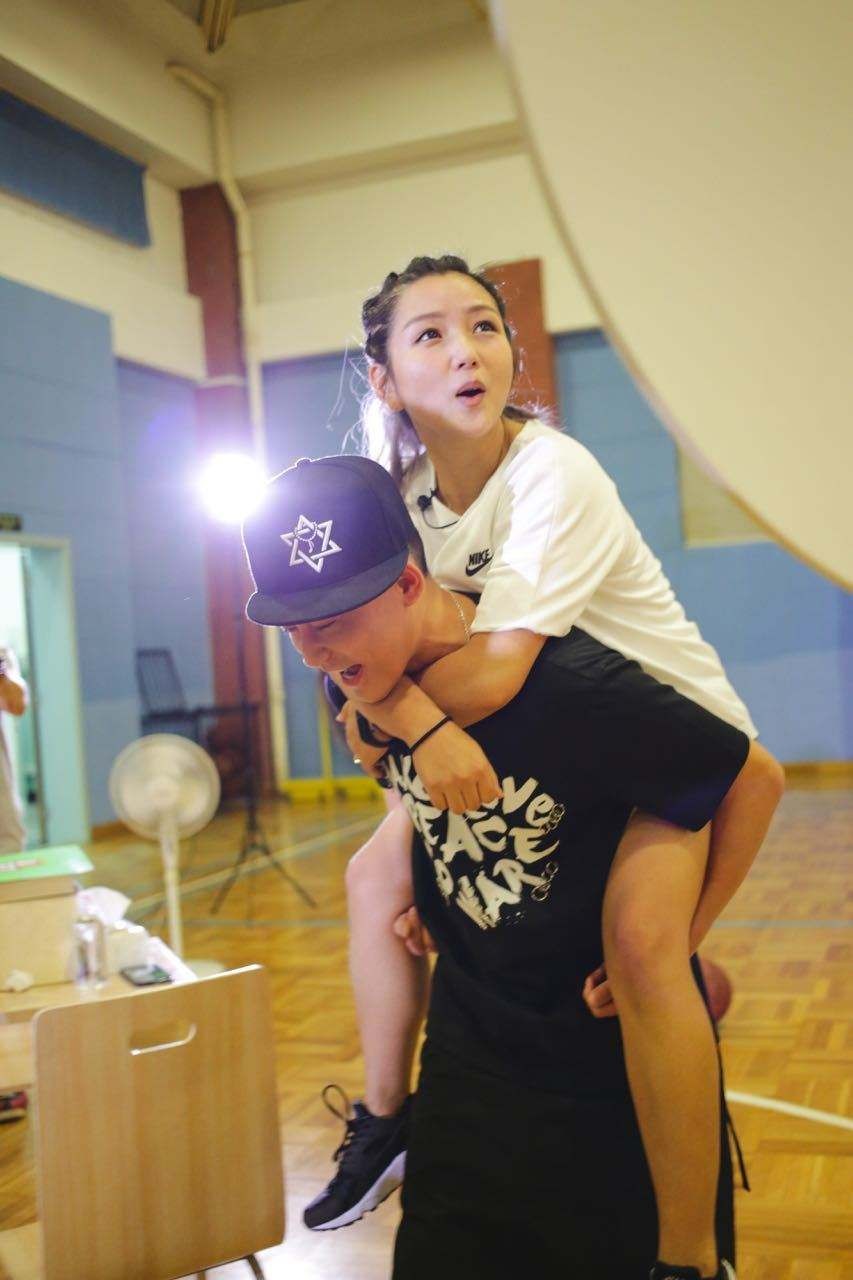 苏醒何洁新曲默契合作唱出硬朗人情味