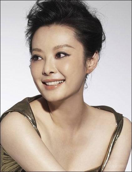 悲催啊!袁立“七夕节”就医:手指切“断”了 悲催啊!袁立“七夕节”就医:手指切“断”了