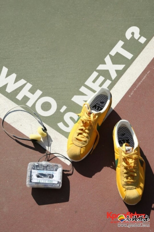 YG发"Who's Next"回归预告照 网球场上放着黄色运动鞋及磁耳机 YG发"Who's Next"回归预告照 网球场上放着黄色运动鞋及磁耳机