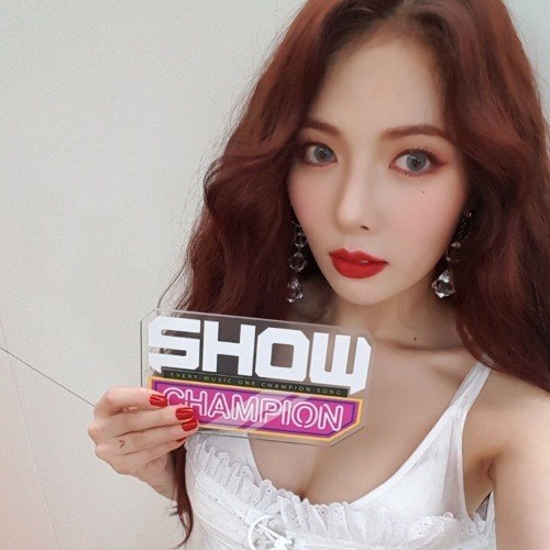 泫雅回归舞台登《Show CHAMpion》 后台自拍晒照秀出超辣身材