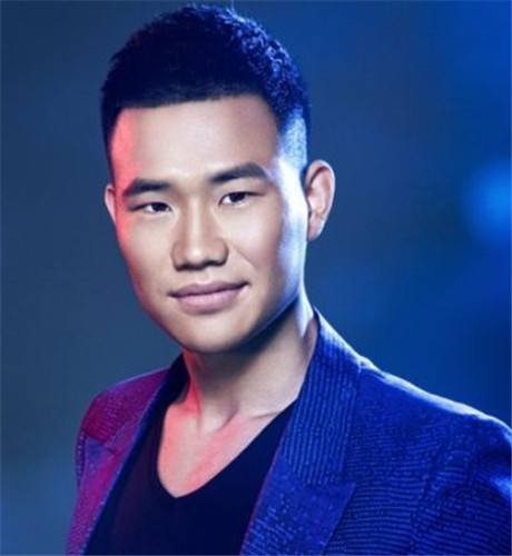 爱在七夕“小兵张嘎”谢孟伟与妻子亲密合影，晒幸福！