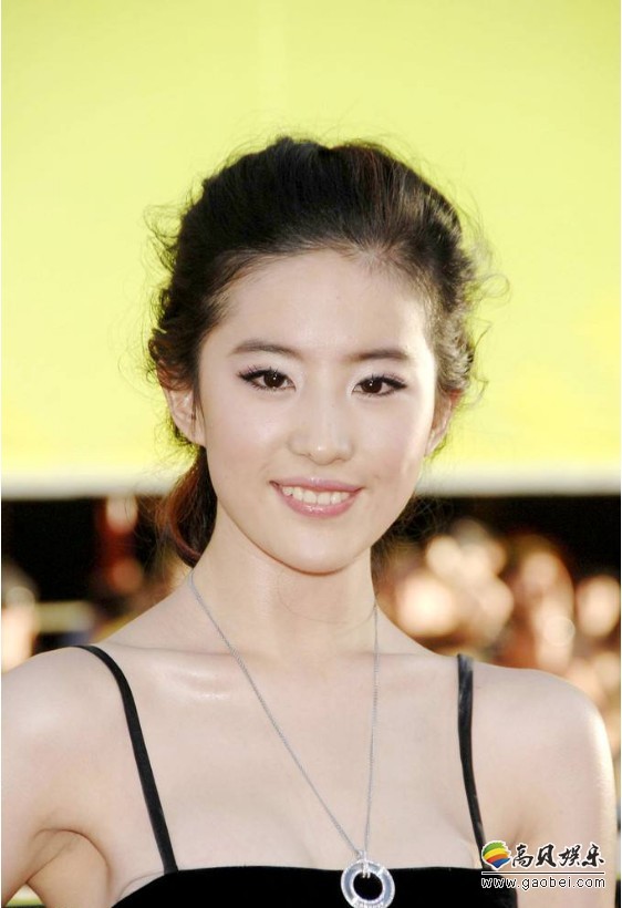 “神仙姐姐”刘亦菲，微博晒出与闺蜜聚会照片，女人味十足