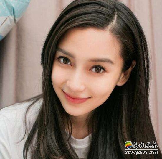 Angelababy出席活动：露肩长裙＋戴着皇冠，美辣妈秒变公主