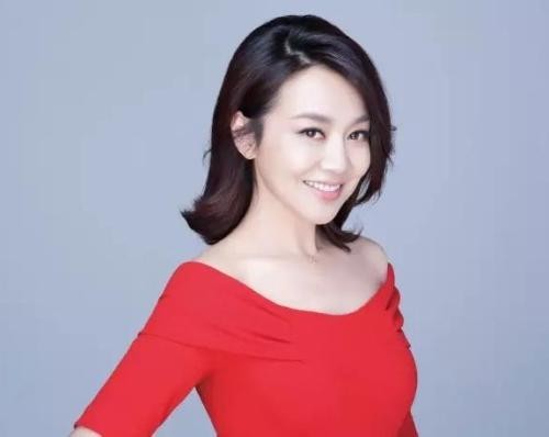闫妮46岁和女儿如同姐妹，两人抢镜画面超有爱