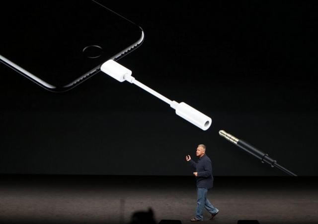 看来苹果以后发布的iPhone，都不会再让3.5mm耳机插孔回归了