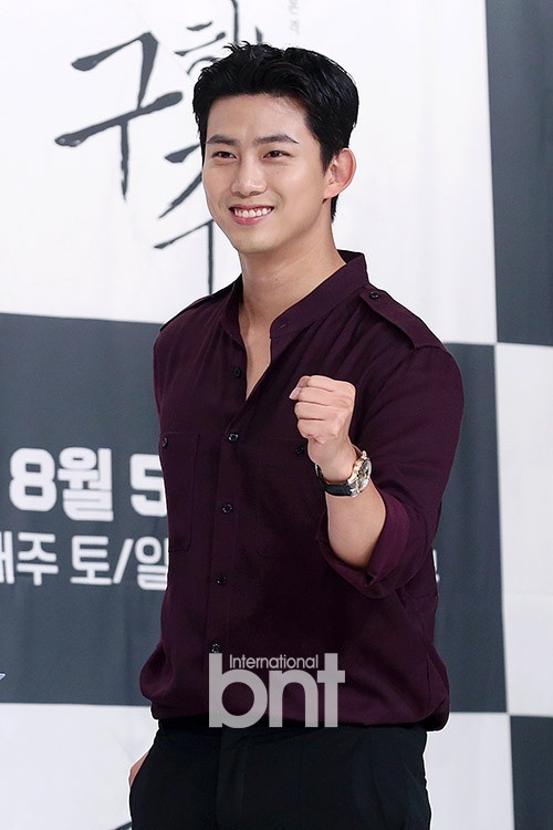 2PM成员玉泽演安静入伍  不公开入伍地点时间家人和成员前往送行