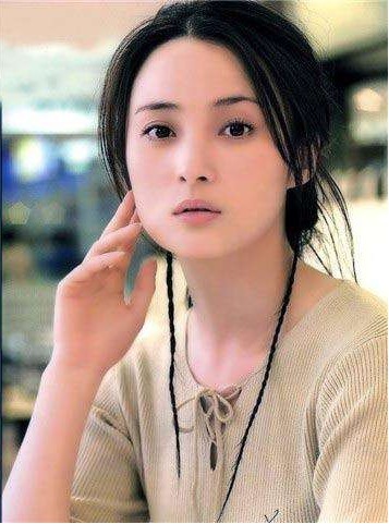 蒋勤勤9月2日过生日：42岁的她留着短发，皮肤白嫩，依旧女神