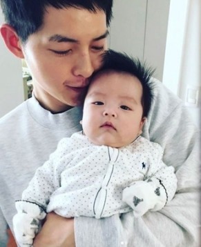 宋仲基与侄子互动的照片公开   亲吻宝宝小手十足爸爸样儿