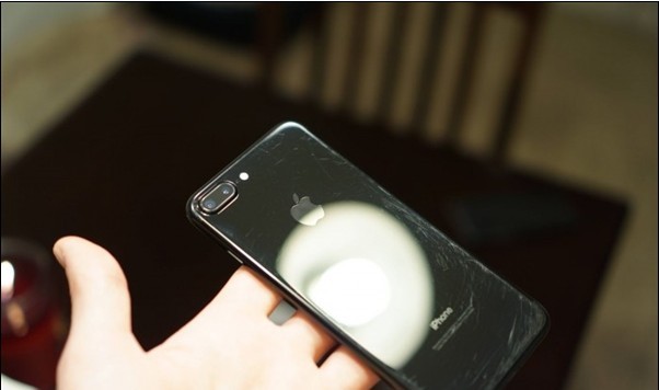 网友晒出“裸奔”近1年iPhone 7 Plus，真是画面太美，不敢看！