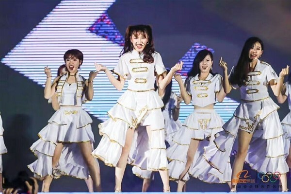 阿里巴巴18周年年会：48位阿里妹组合“IT Girls天团”开场舞蹈