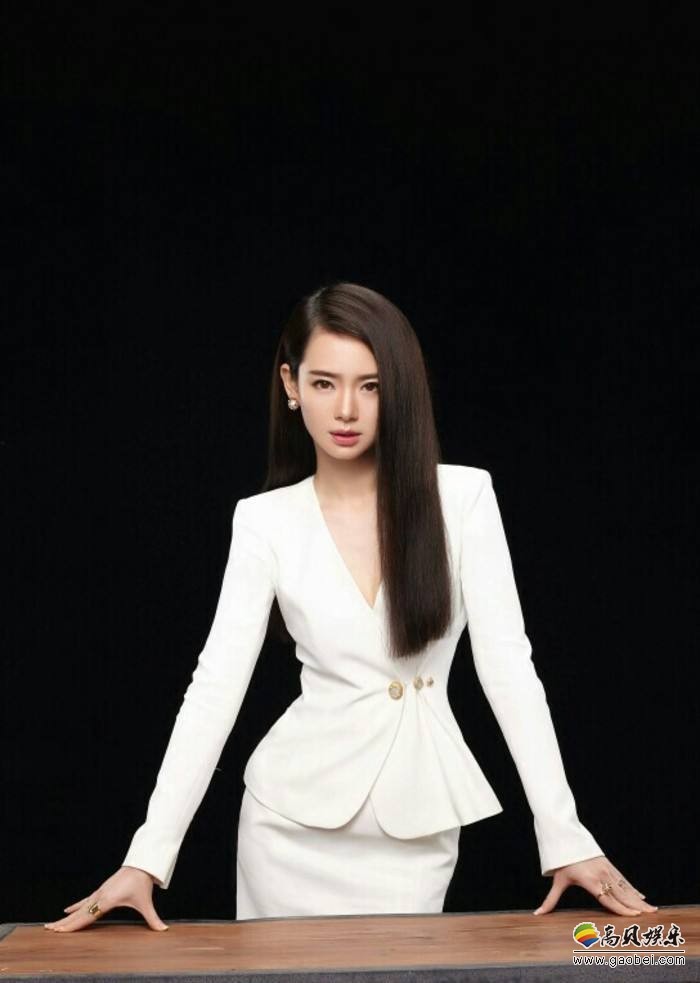 戚薇蓝色长裙亮相红毯，美丽动人妩媚