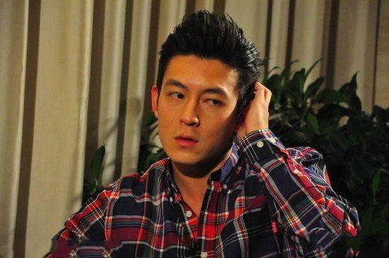 桀骜不驯、叛逆的陈冠希，一改往日痞痞形象，以慈父形象出现