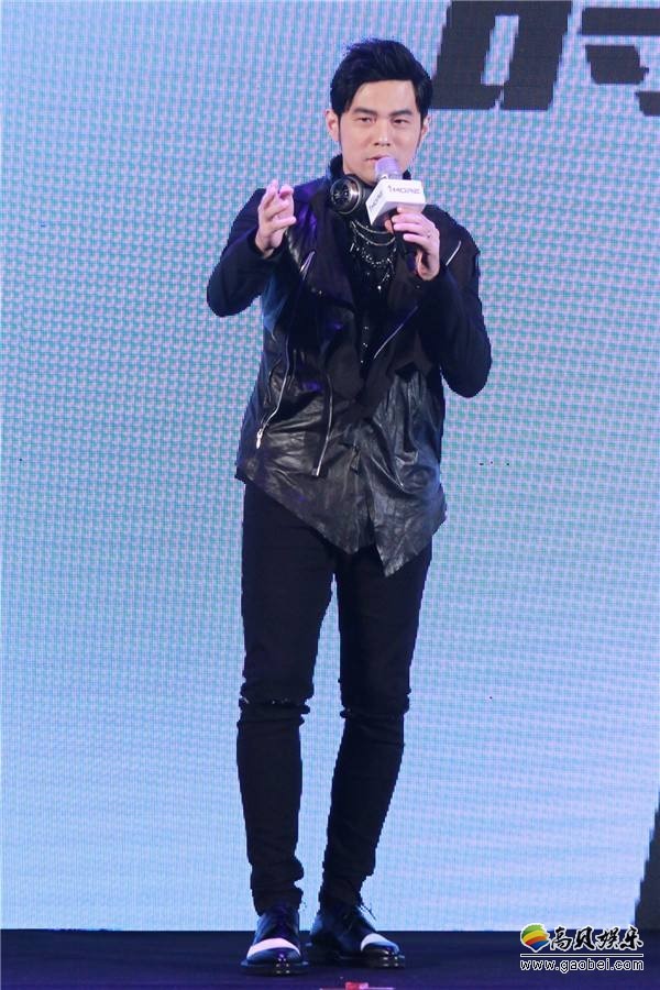 周杰伦陪爱妻昆凌，赴纽约游玩。周董被各路网友偶遇，合照留念