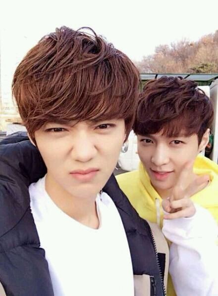 鹿晗与张艺兴，参加某活动再度同框！两人台下举止亲密，互动不断