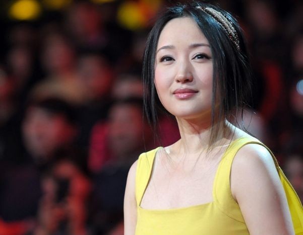 46岁杨钰莹，出道23载；甜歌皇后低胸装秀性感，台下观众躁动