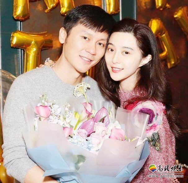 李晨和范冰冰出席某活动，李晨台上唱情歌示爱，女方害羞用手捂脸