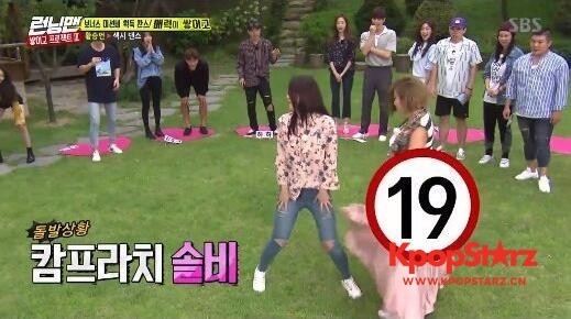 松雨性感热舞字迹踩掉裙子发生了放送事故  成员们也惊慌不已