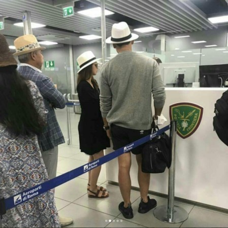 金泰希Rain在机场照片 简约洋装戴着的草帽四肢依旧很纤细 金泰希Rain在机场照片 简约洋装戴着的草帽四肢依旧很纤细