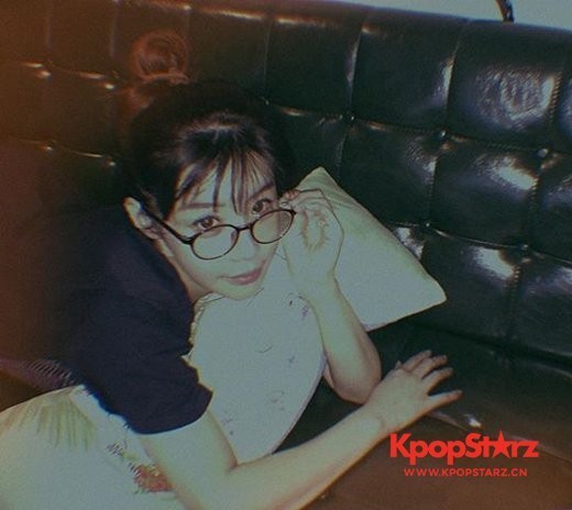 朴春通公开近照  戴着黑框眼镜穿着黑色短袖上衣如邻家少女般