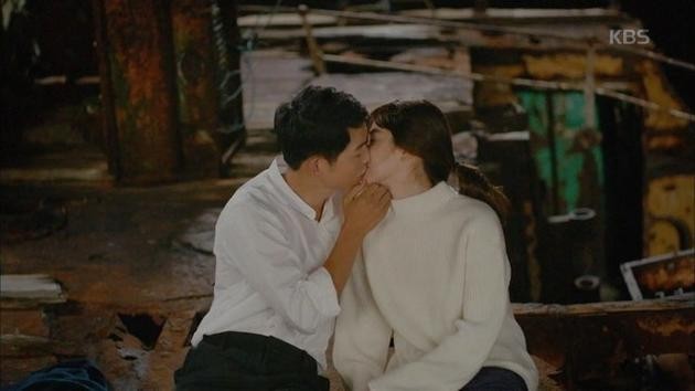 《太阳的后裔》导演金时亨爆料宋仲基拍吻戏时“超常NG” 《太阳的后裔》导演金时亨爆料宋仲基拍吻戏时“超常NG”