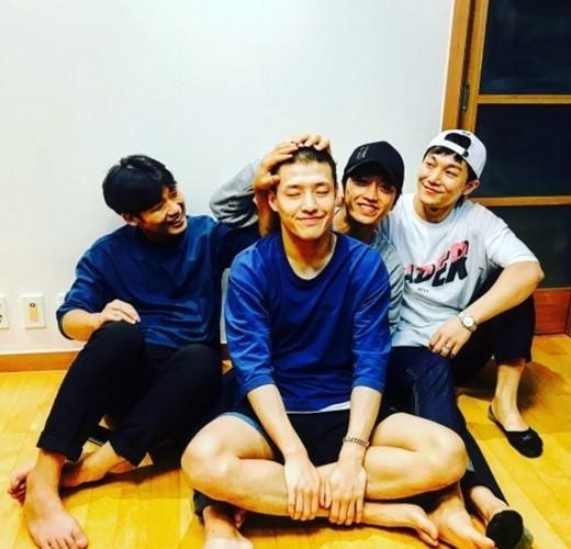 姜河那今天参军    自己剪短头发的现场照友人纷纷抚摸