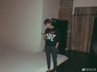 李正信在微博晒出照片   展现各个角度不同样貌心情不错