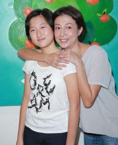 香港媒体报道：吴绮莉与成龙的非婚女儿吴卓林，再度离家出走