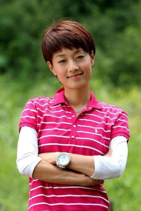 马伊琍拍新戏：接长发演保姆；网友惊呼：打扮太土认不出来