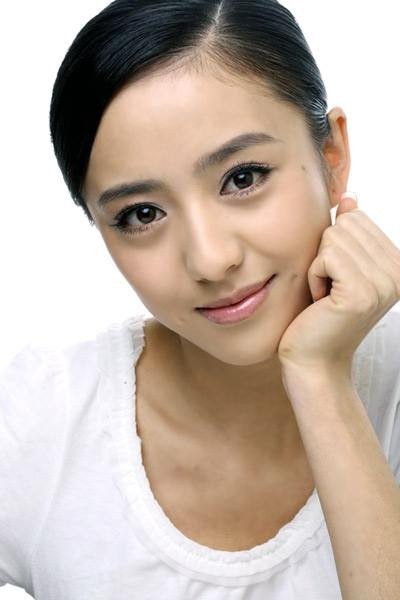 媒体拍到佟丽娅带着儿子和父亲现身某商圈，共享天伦之乐
