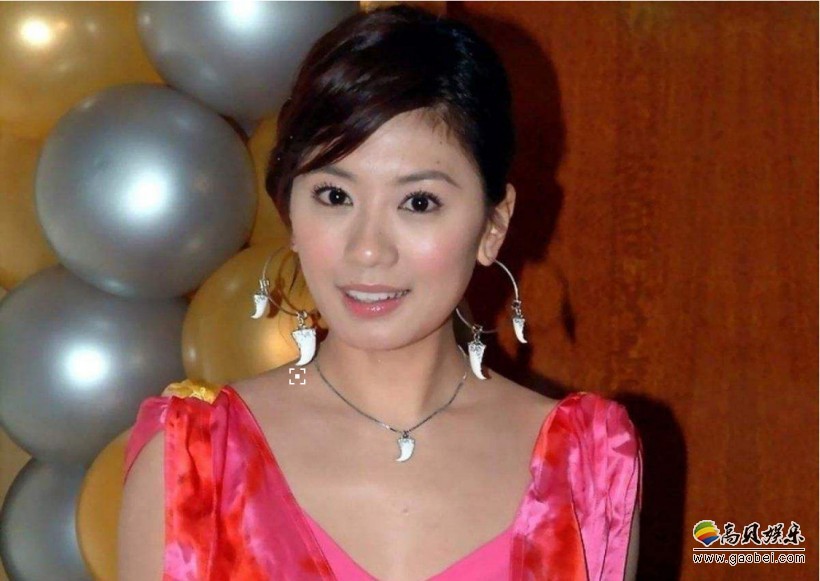 贾静雯分享了一组与家人拍摄的写真，还高呼“有女儿真好”