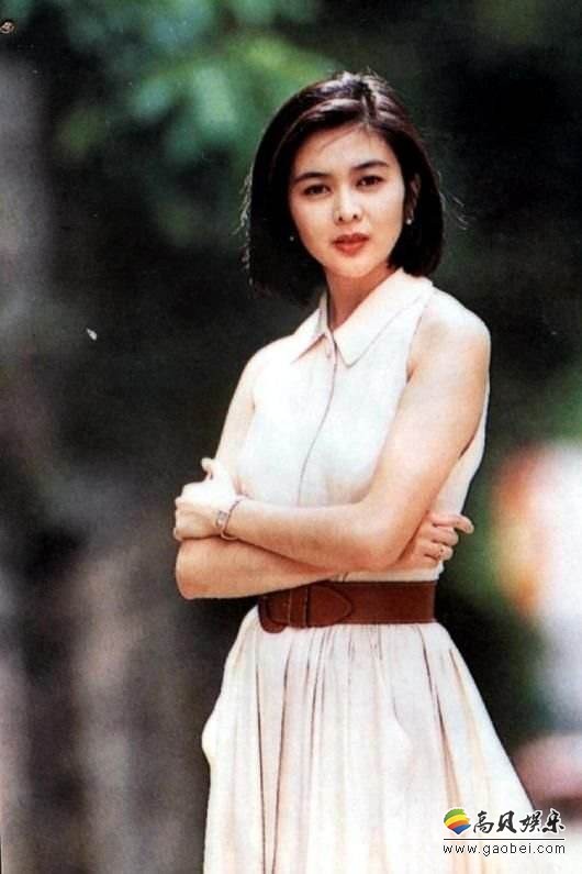 关之琳55岁生日聚餐，众好友合影：蔡卓妍也现身庆祝，笑容甜美