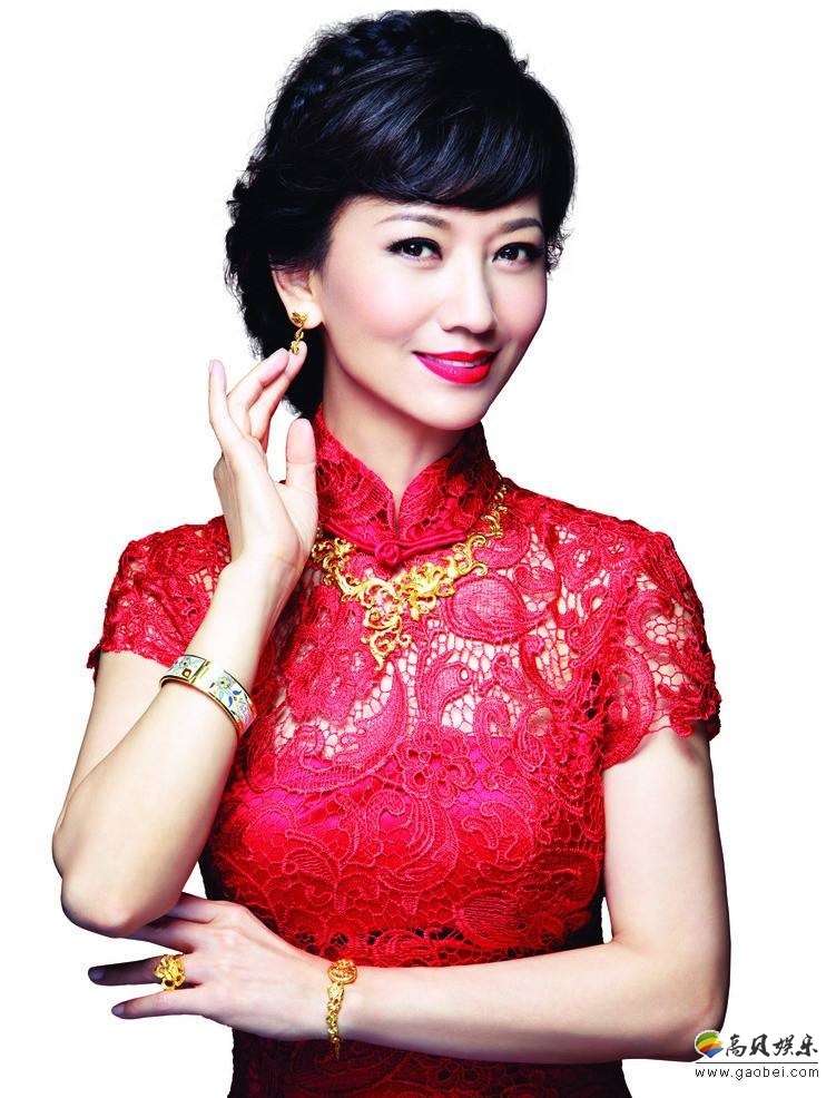 63岁赵雅芝微博晒照：身穿黑色蕾丝公主裙，气质优雅，眼神撩人