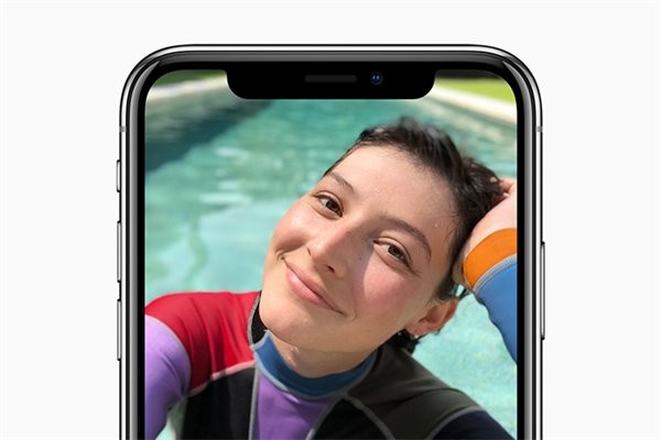 有点滑稽的齐刘海还让iphonex成为一台自拍神器