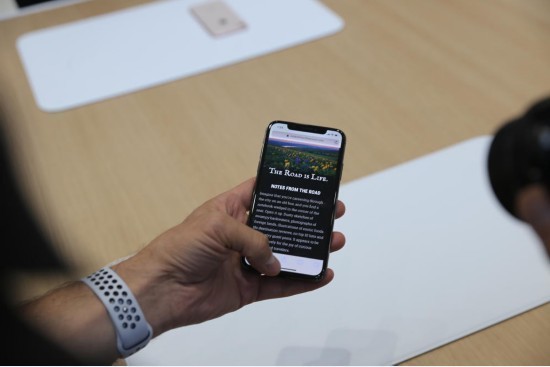 有点滑稽的“齐刘海”,还让iPhone X成为一台“自拍神器” 有点滑稽的“齐刘海”,还让iPhone X成为一台“自拍神器”