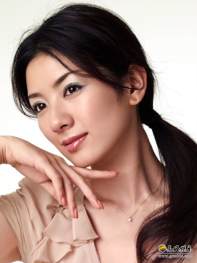 近日，黄奕在微博晒出和女儿、闺蜜一起，庆祝40岁生日的照片