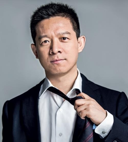 贾跃亭现身香港曝光：与友人一起午餐并合影，气色很不错