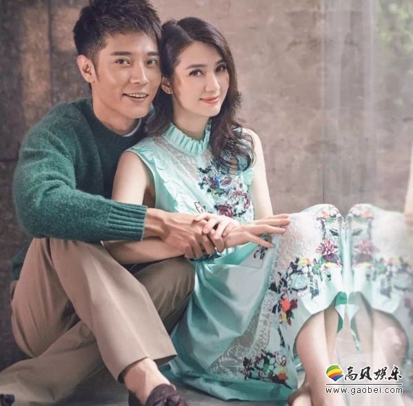 张丹峰、洪欣夫妇，被拍到带大儿子逛街，一起买小吃，互相喂食
