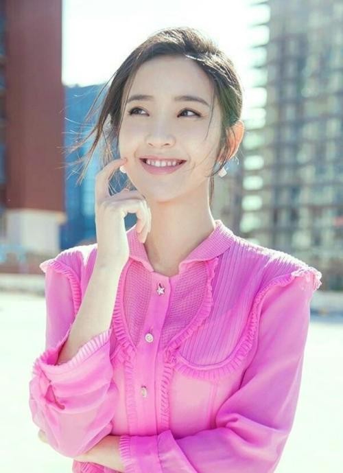 唐艺昕作为大陆唯一受邀女星，出席某品牌大秀，打扮洒脱、优雅