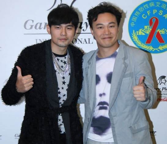 周杰伦与陈奕迅合作表演：周董变魔术，Eason弹钢琴伴奏，十分默契