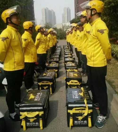美团回应外卖小哥进后厨炒菜：他是主动离职，我们没有辞退他