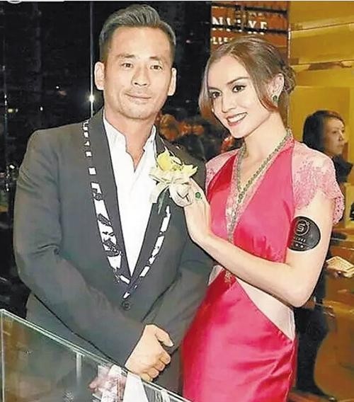 周绰华被拍到和Mandy在伦敦“血拼”，两人身在异地，互动相当亲密
